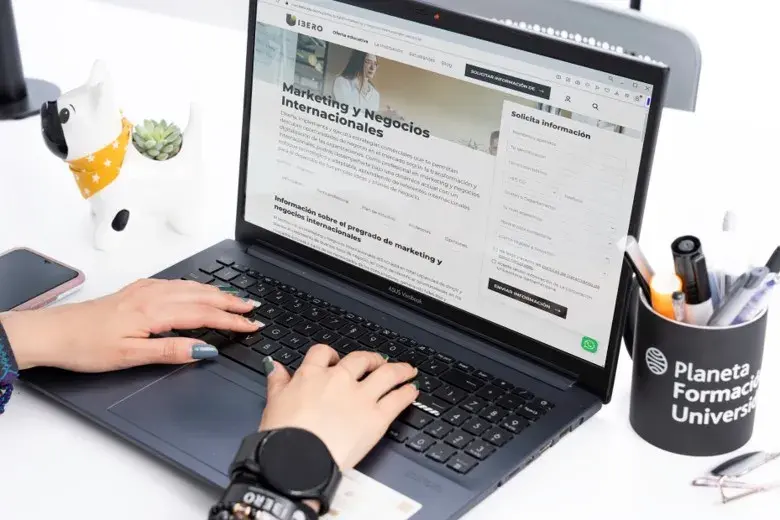 usuario digitando y explorando recursos electrónicos