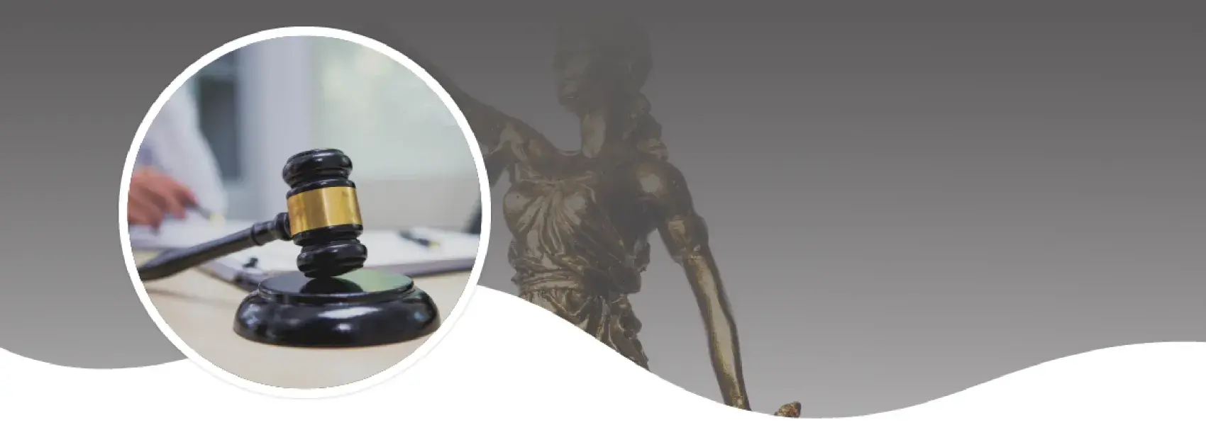 Mazo de juez sobre una mesa con una persona escribiendo al fondo.