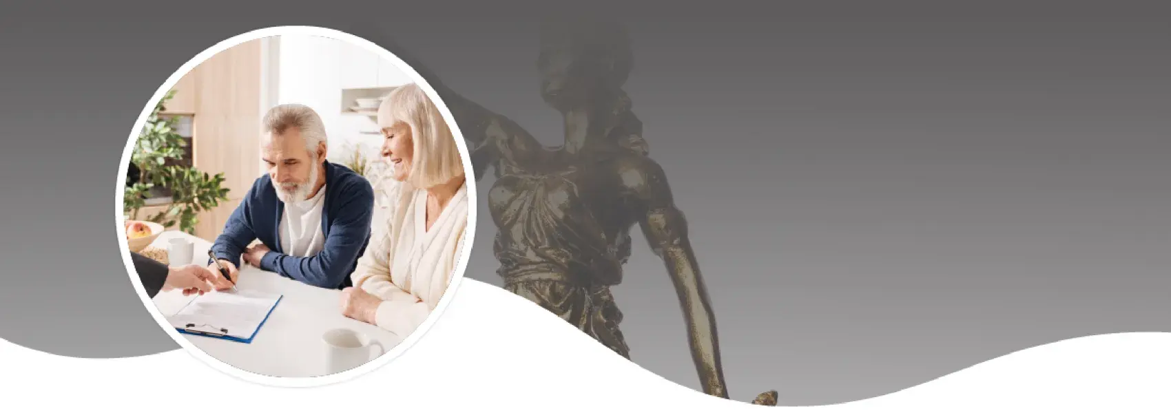 Dos personas firmando un acuerdo