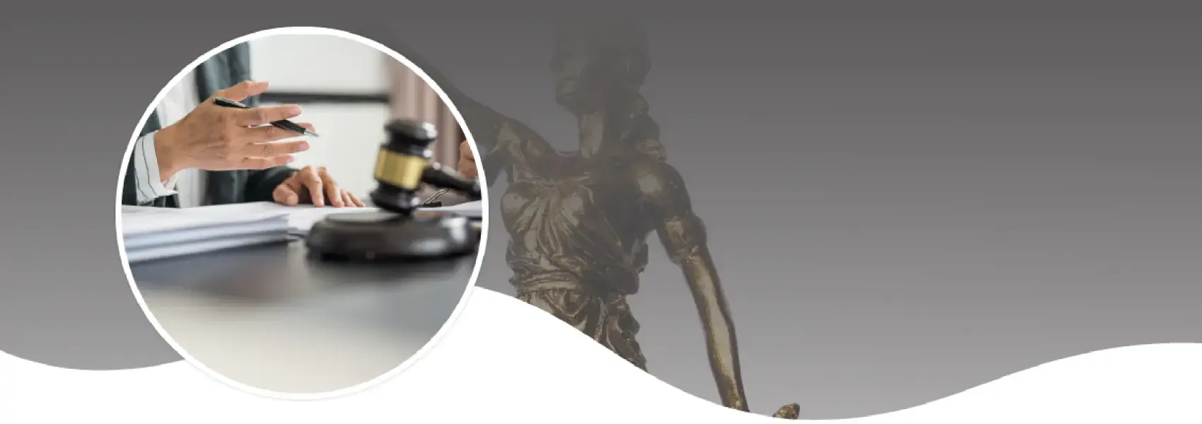 Persona revisando documentos y un mazo judicial sobre la mesa.